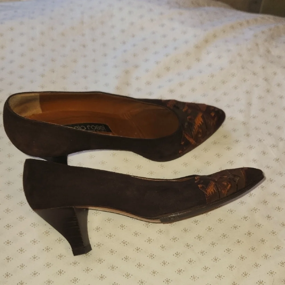 Sergio Rossi Brown Suede Embroidered Toe Kitten Heels Pumps sz 38.5/8.5